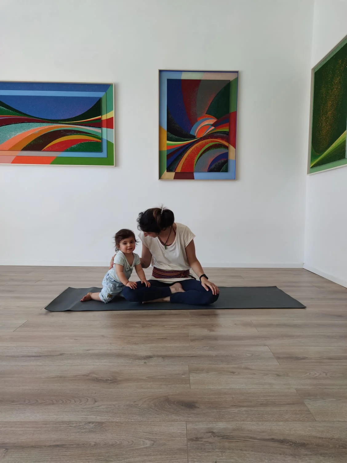 Pratica di yoga consapevole in studio luminoso
